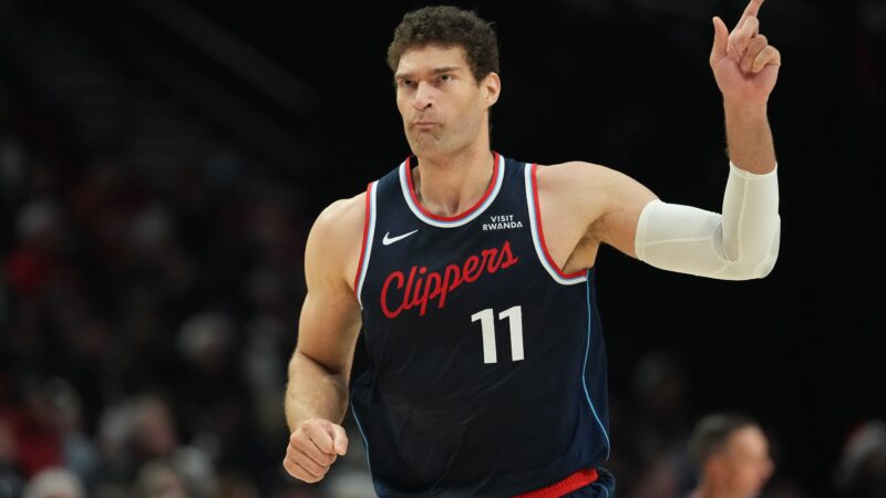 Pivô de 2,16m registra feito que só LeBron e Curry tinham alcançado na NBA