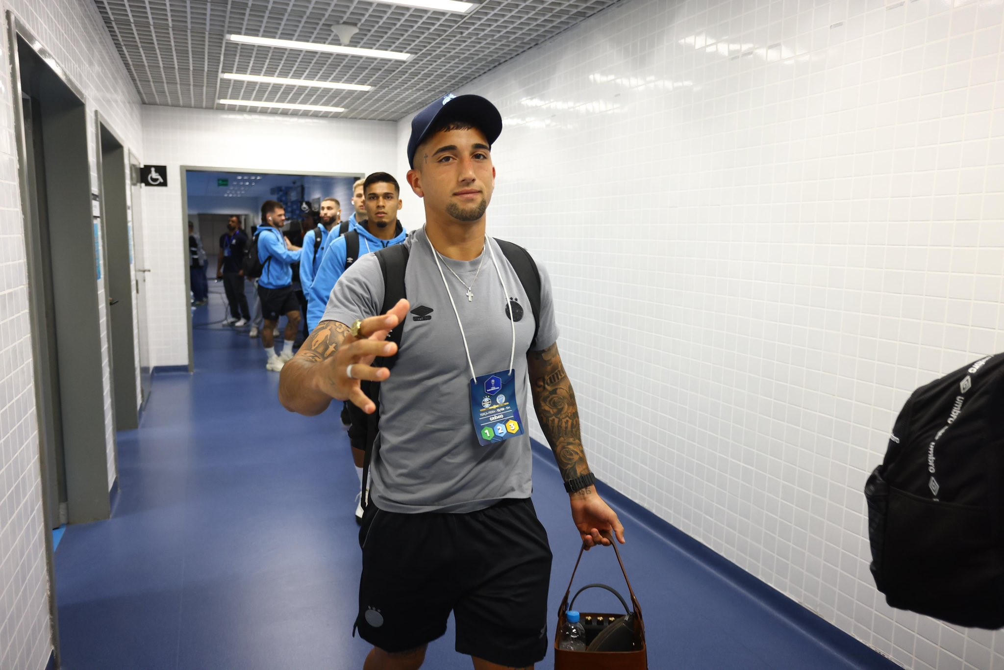 Velocidade, polêmica extracampo e sonho de Copa: conheça Cristian Olivera, atacante na mira do Bahia