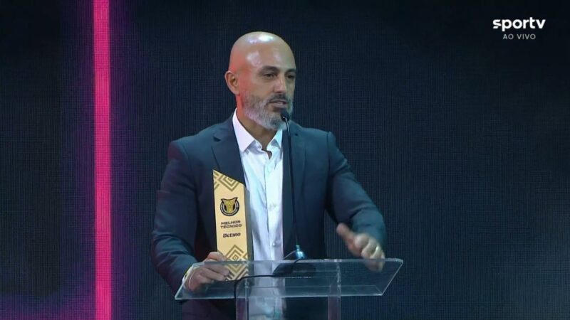 Rafael Guanaes, do Mirassol, é eleito o melhor técnico do Brasileirão