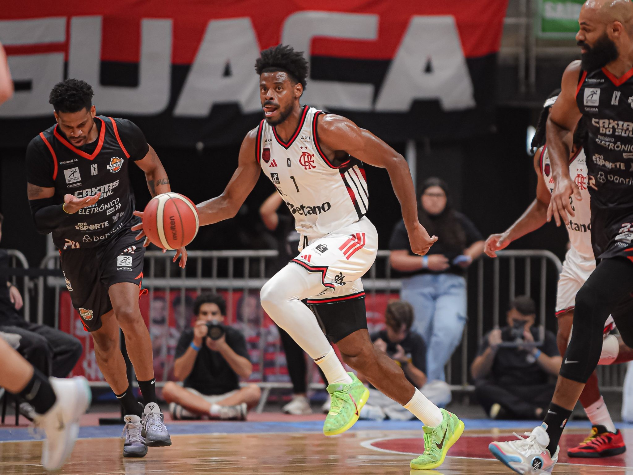 Flamengo vence Caxias do Sul e recupera liderança do NBB