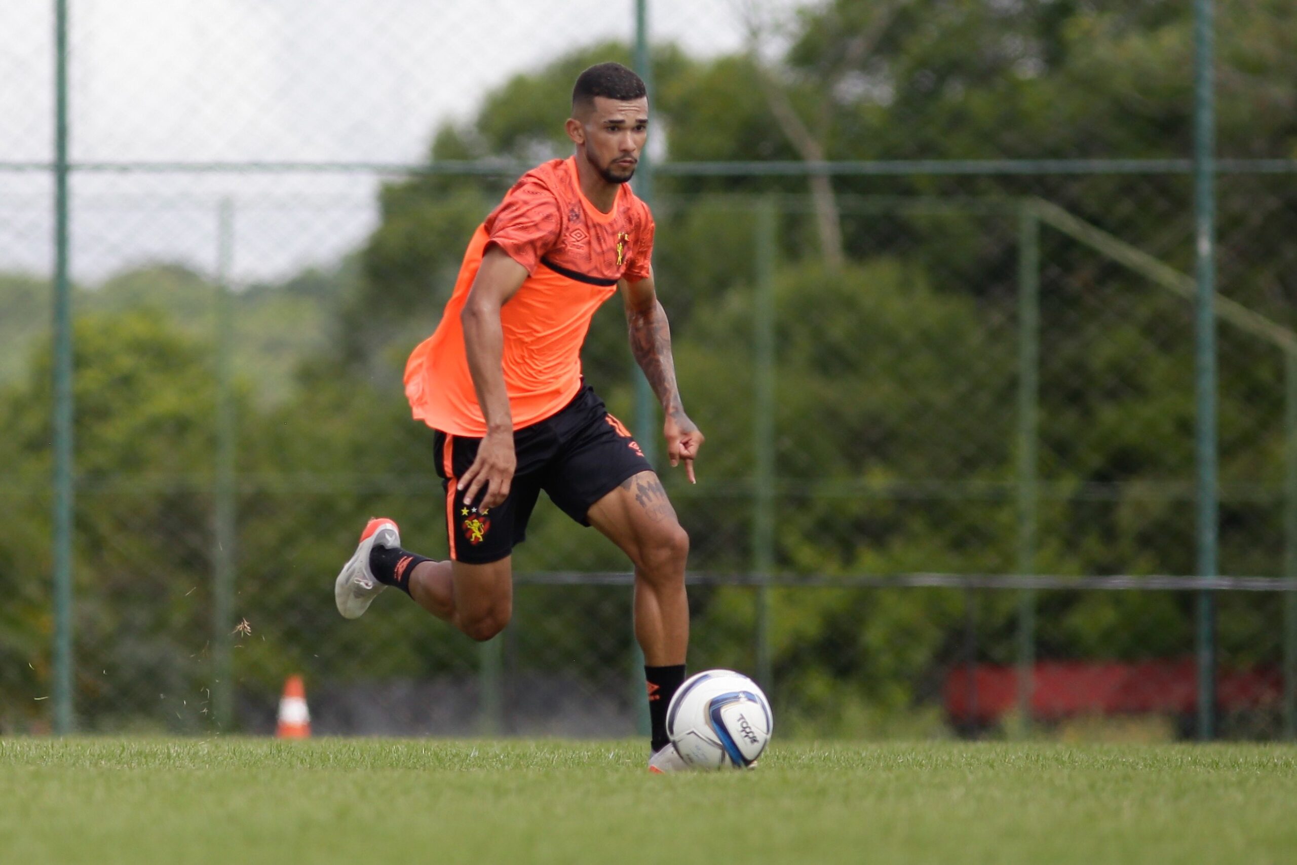 Coritiba encaminha contratação do meia Gustavo, ex-Sport