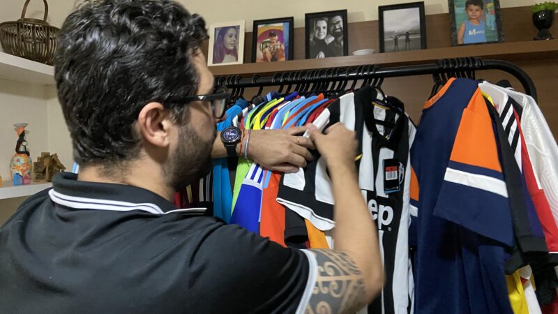 Colecionador abandona carreira de advogado e fatura com venda de camisas de futebol
