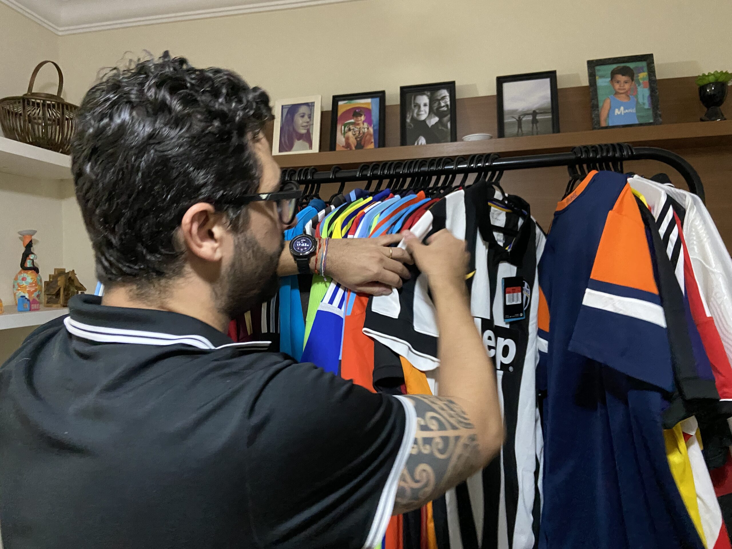 Colecionador abandona carreira de advogado e fatura com venda de camisas de futebol