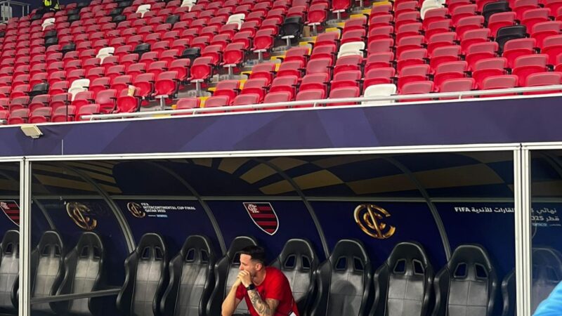 Bastidores: Saúl aparece desolado no gramado após derrota do Flamengo para o PSG; veja o vídeo