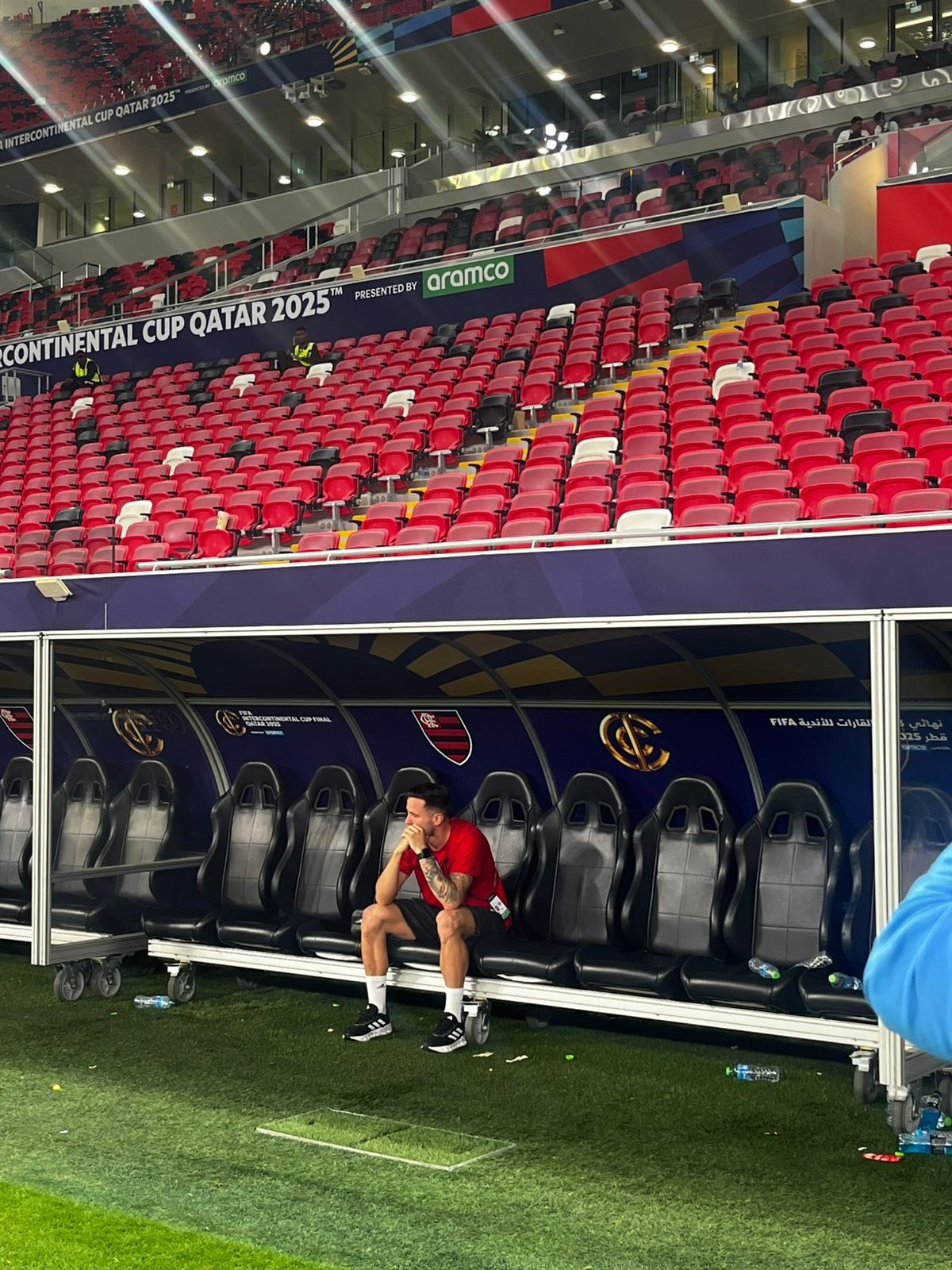 Bastidores: Saúl aparece desolado no gramado após derrota do Flamengo para o PSG; veja o vídeo