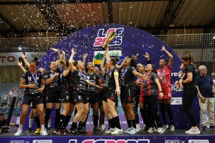 Leoas da Serra conquista a Liga Feminina de Futsal e completa gabinete de troféus