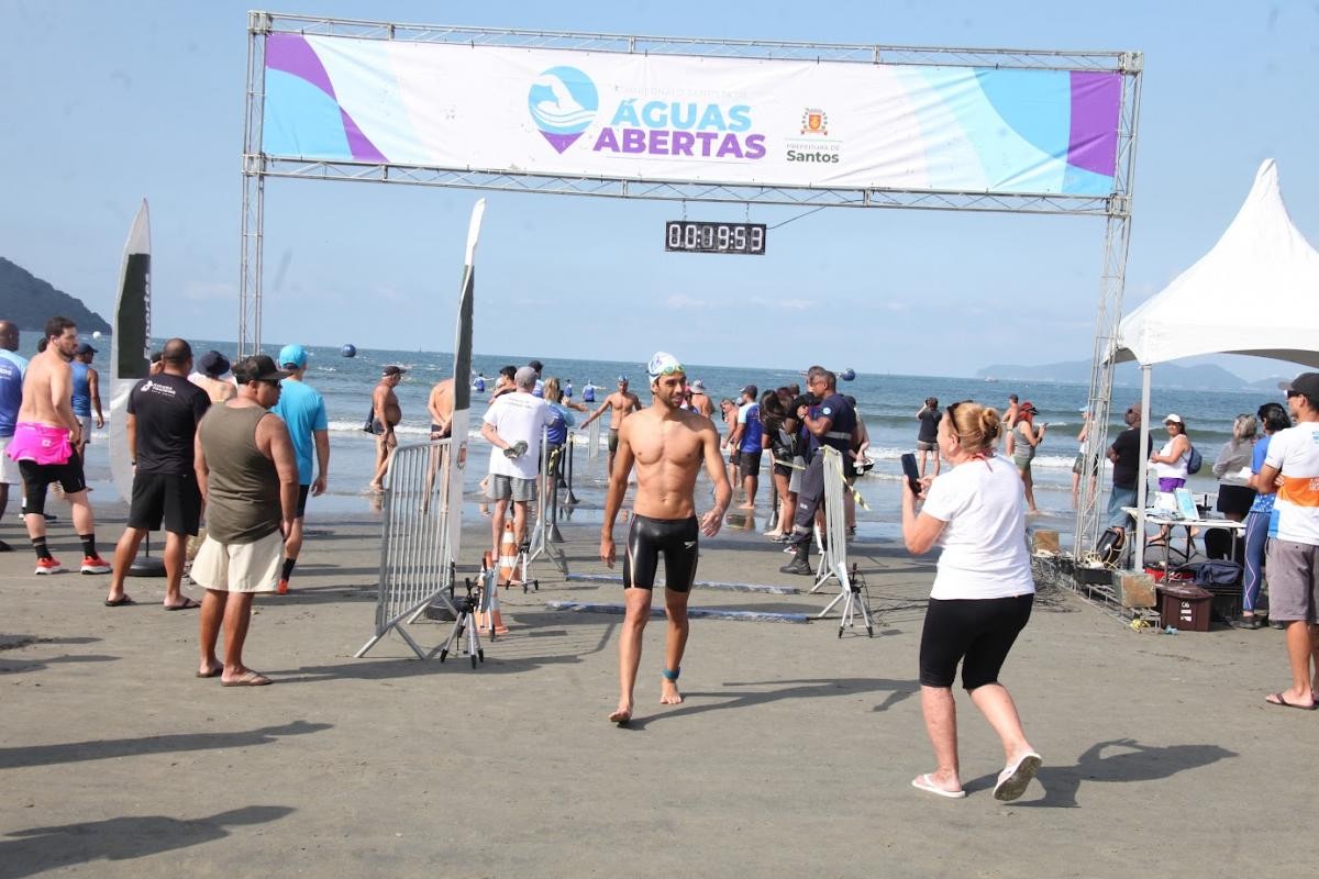 Rafael Antunes e Danielle Roncatto vencem a 3ª etapa do Santista de Águas Abertas