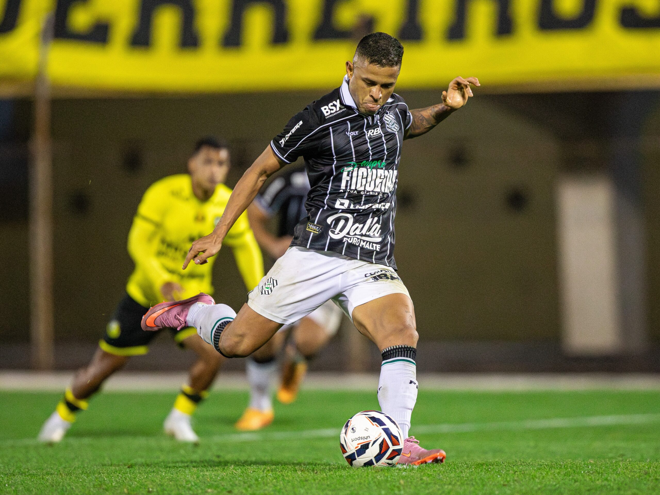 Noroeste anuncia atacante Marlyson e volante Peixoto