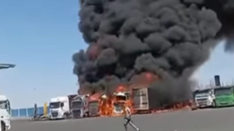 É #FAKE que vídeo de caminhões em chamas mostre reação à suposta greve de caminhoneiros no Brasil; cena ocorreu no Cazaquistão