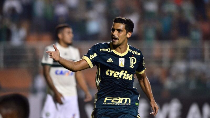 Volante Jean, ex-seleção e Palmeiras, renova com time de MS para 2026