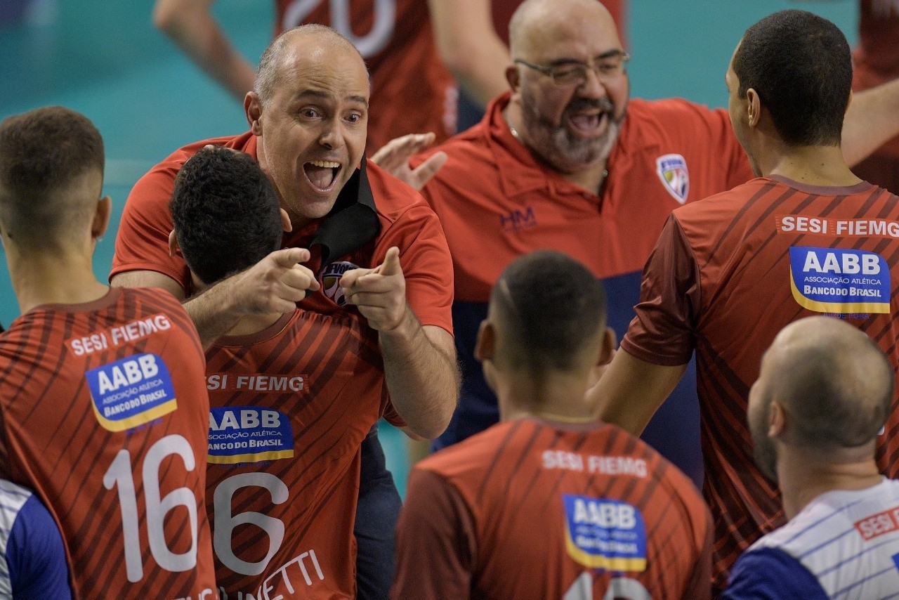 Diretor tirou dinheiro do bolso para evitar fim do JF Vôlei e agradece à esposa: “Sempre ao meu lado”