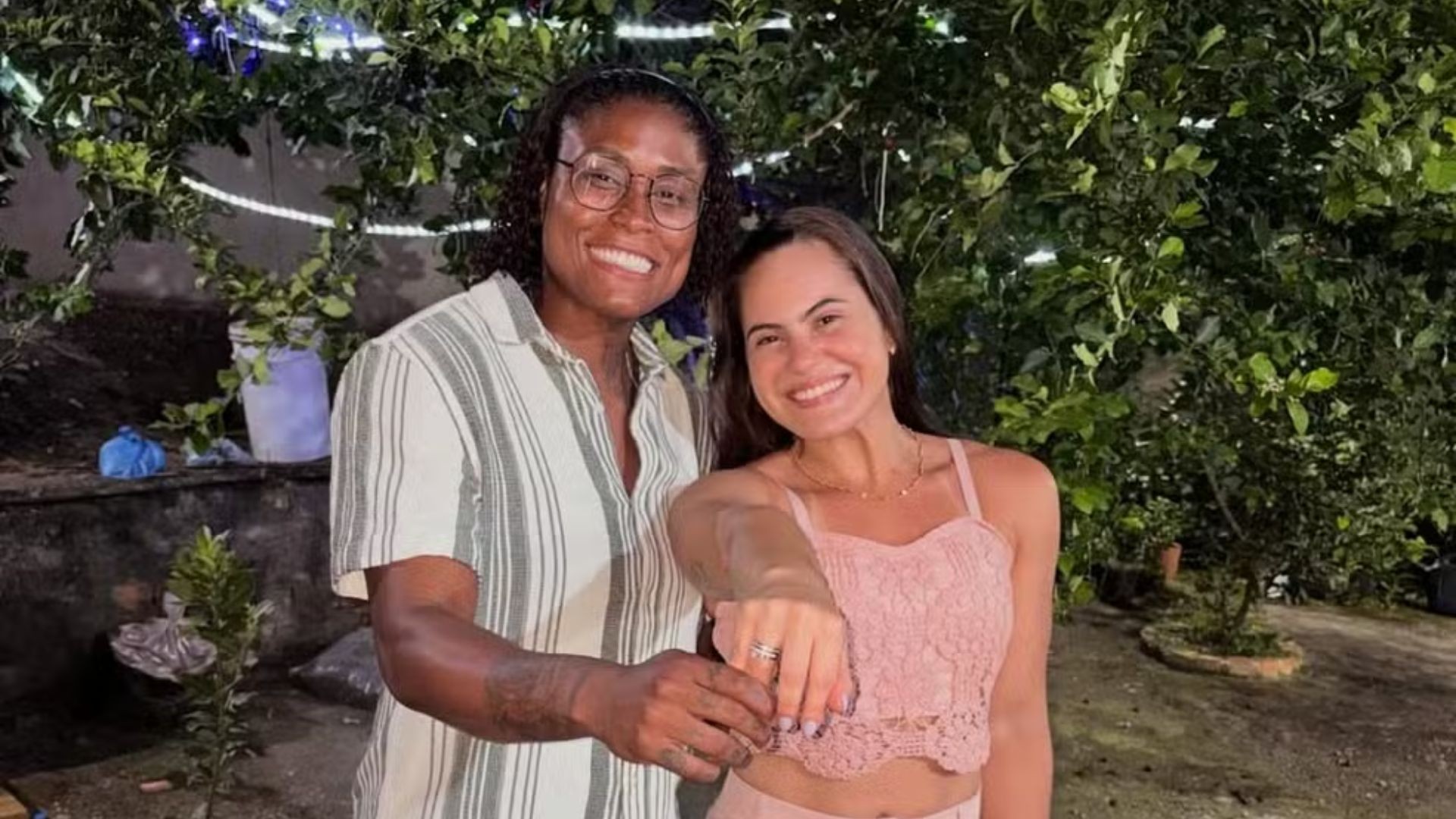 Companheiras de time no Mackenzie, Carla e Gabi Dutra anunciam noivado: “Sim mil vezes”