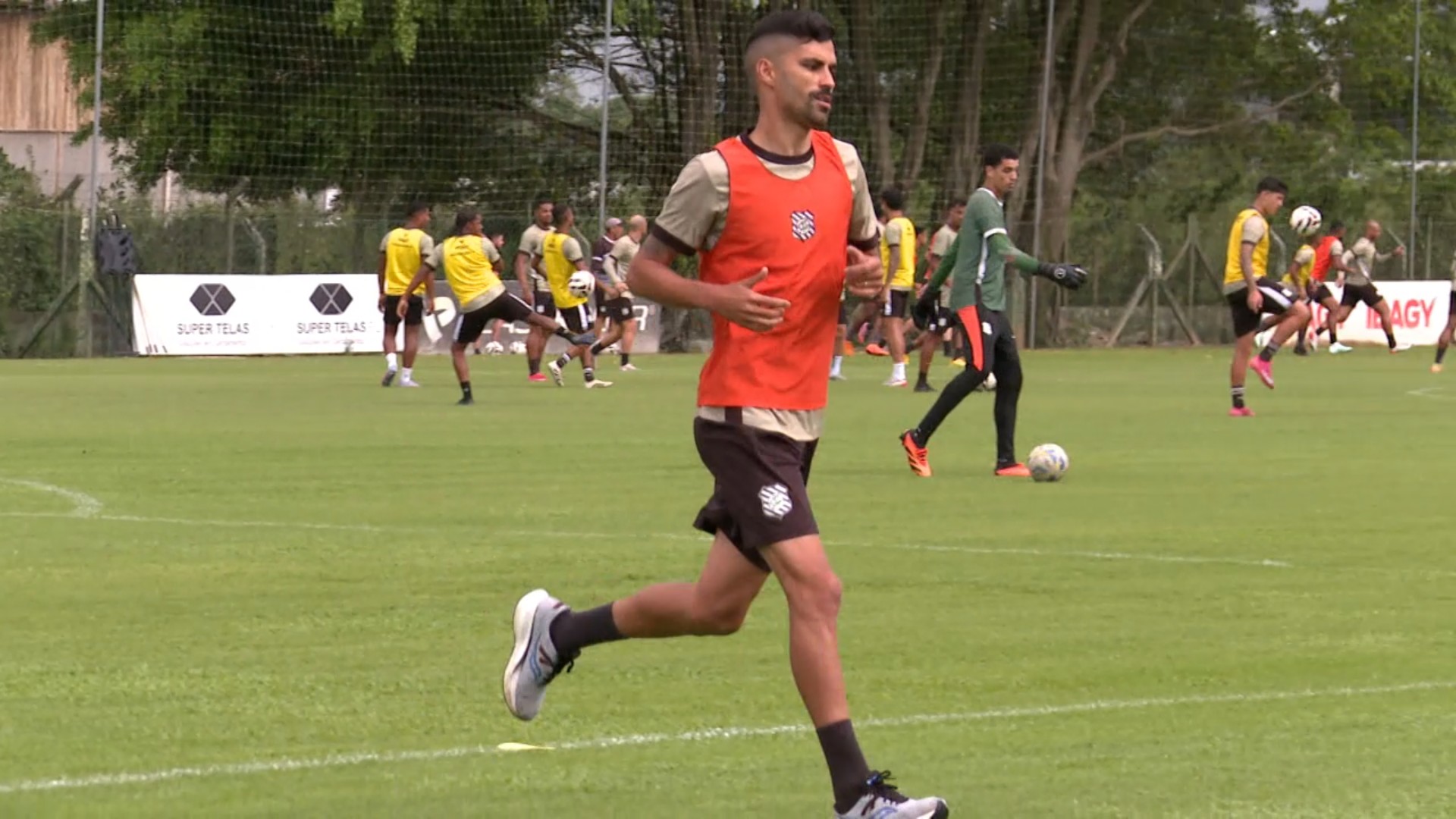 Jorginho treina com o elenco do Figueirense