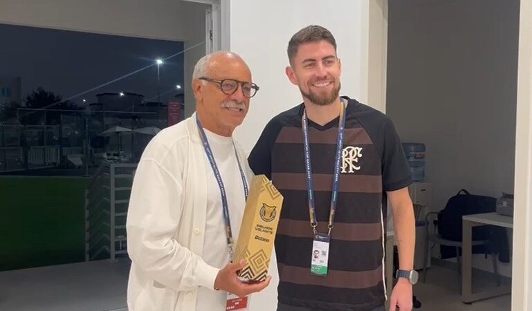 Junior entrega prêmio de melhor volante do Brasileirão a Jorginho no Catar
