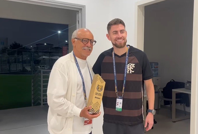Junior entrega prêmio de melhor volante do Brasileirão a Jorginho no Catar