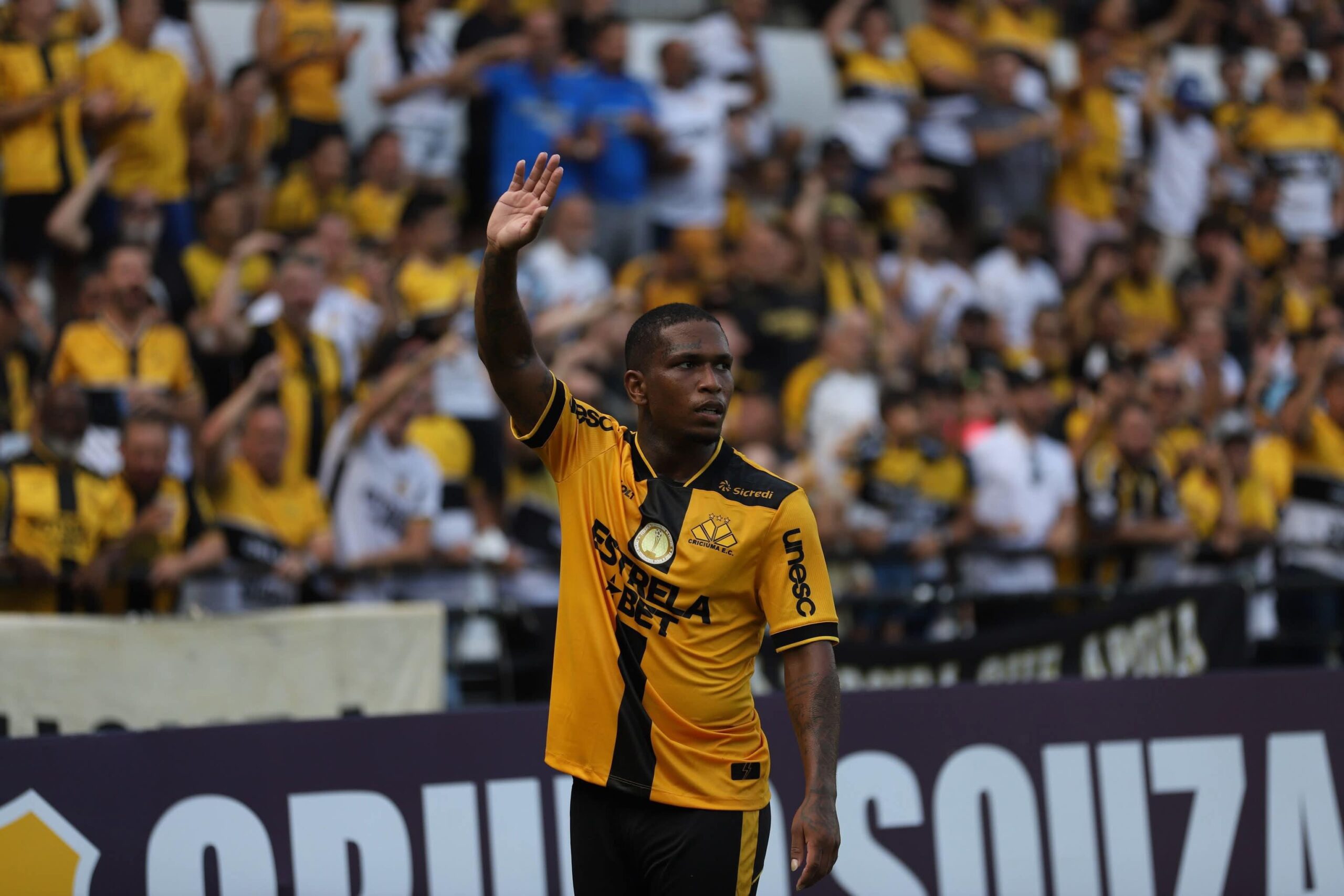 Criciúma rescinde contrato com o volante Juninho