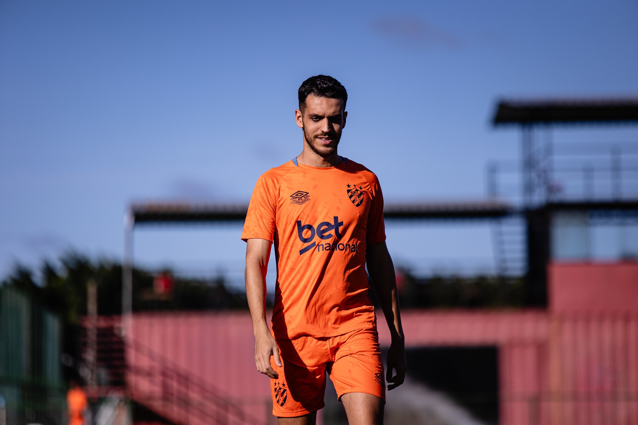 Volante Lucas Kal não se reapresentará no Sport; entenda situação