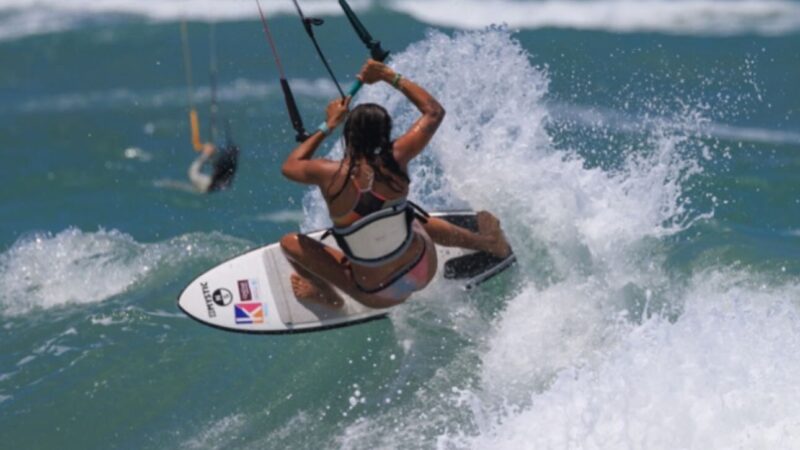 Vice-campeã mundial de kitesurfe, cearense ganha destaque na modalidade