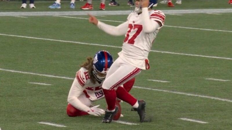 Kicker dos Giants comete erro bizarro e chuta o chão em tentativa de field goal