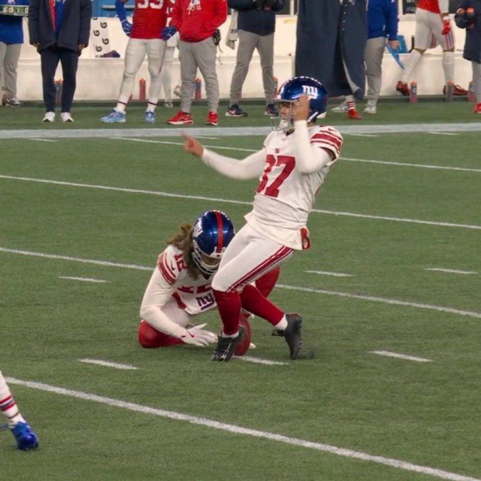 Kicker dos Giants comete erro bizarro e chuta o chão em tentativa de field goal