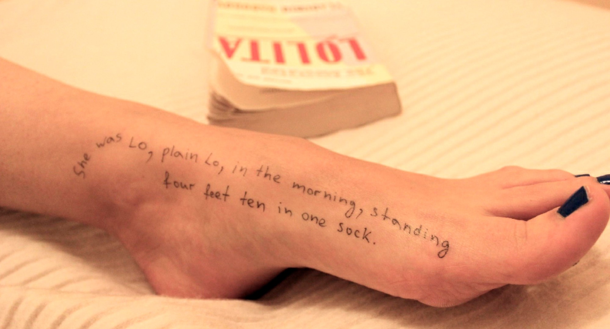 Novas fotos do espólio de Epstein têm mulher com trechos do livro ‘Lolita’ escritos pelo corpo