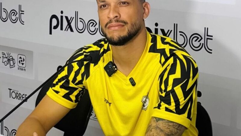 Lucas Vieira avalia disputa interna por vaga no ataque do Treze: “Competição muito forte”