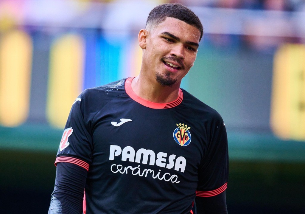 Luiz Júnior fecha temporada 2025 como titular do Villarreal em derrota para Barcelona; veja números