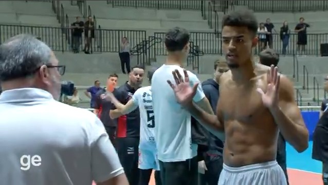 Jogador argentino vítima de racismo se revolta e cobra: “Cadê a polícia?”; veja o vídeo