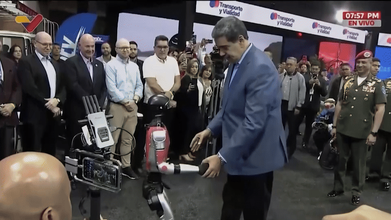 Maduro faz dancinha com robô IA em meio a tensões com os EUA; VÍDEO