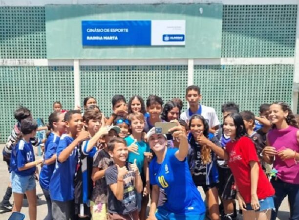 É ela! Em Dois Riachos, Marta aparece de surpresa para prestigiar competição infantil; assista