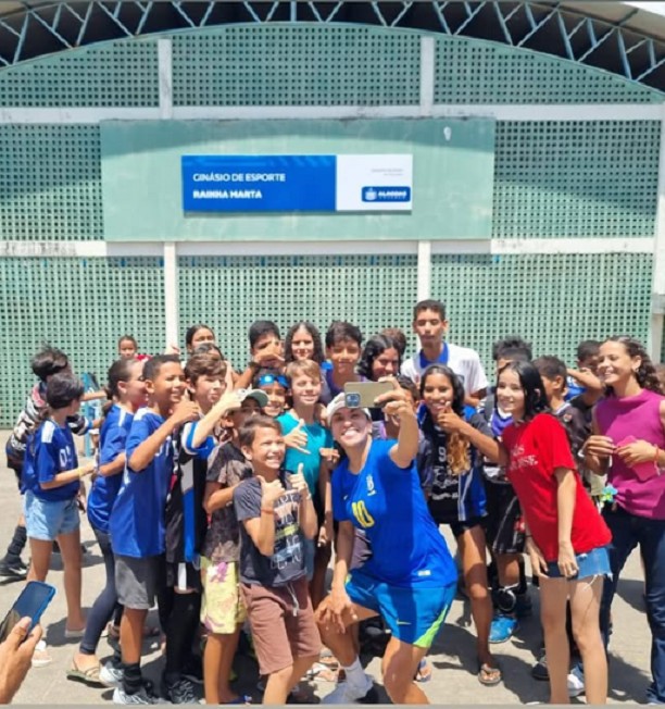 É ela! Em Dois Riachos, Marta aparece de surpresa para prestigiar competição infantil; assista