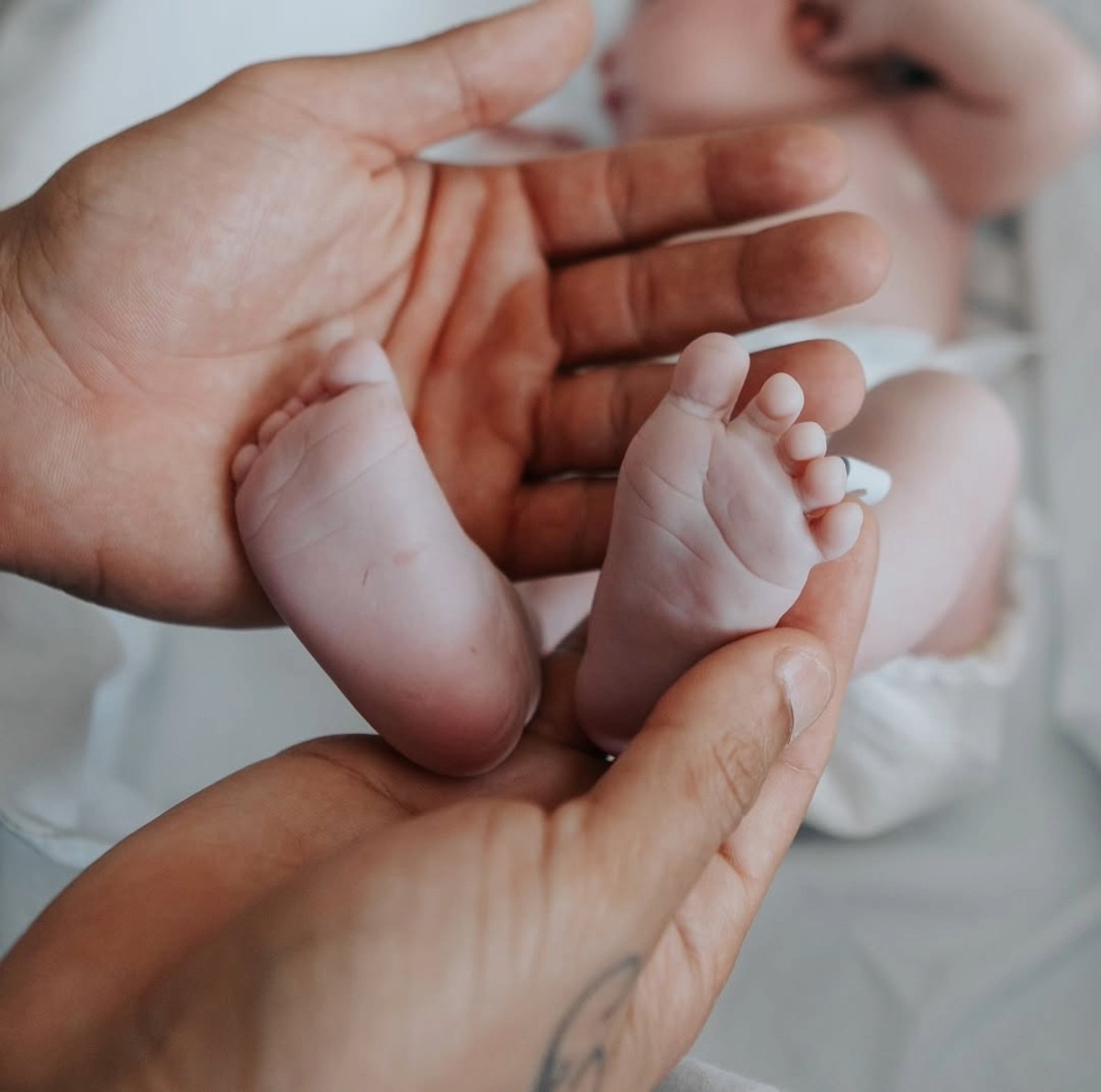 Italo Ferreira festeja nascimento do primeiro filho e compartilha fotos