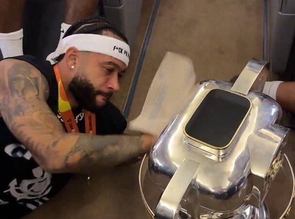 Campeão, Corinthians volta para São Paulo com torcida em aeroporto e festa privada na arena