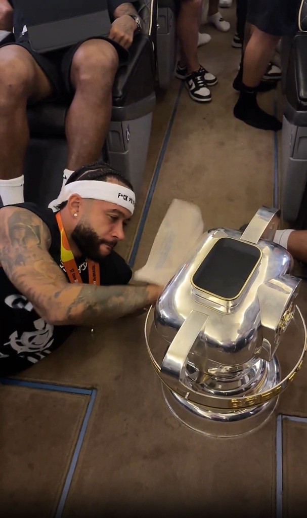 Campeão, Corinthians volta para São Paulo com torcida em aeroporto e festa privada na arena