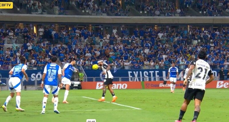 Cruzeiro formaliza reclamação na CBF contra gol de Memphis e cartão de Lucas Romero