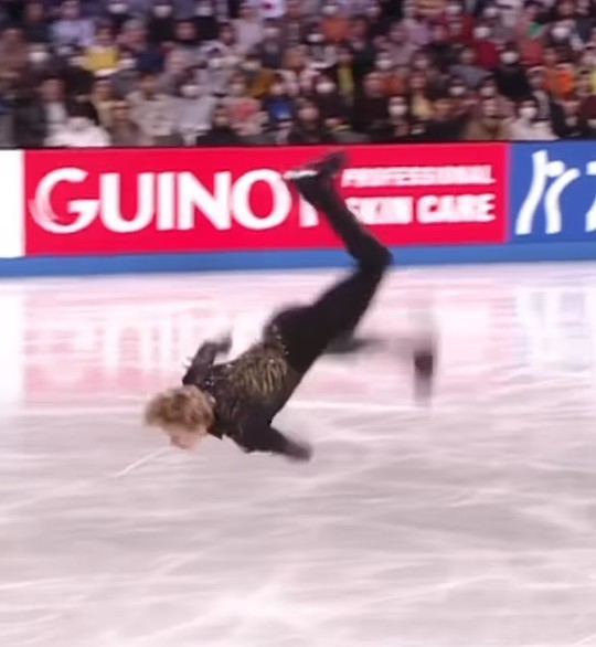 Patinador quebra recorde e dá mortal para trás incrível no gelo; veja