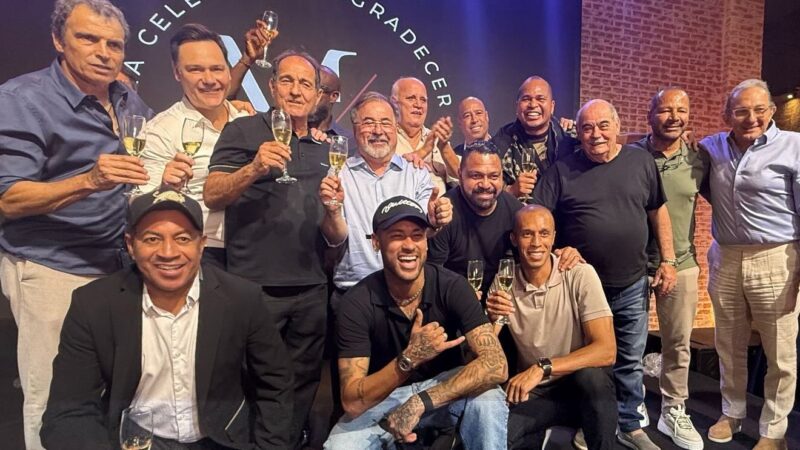 Aloísio Chulapa compartilha longo abraço em Muricy em festa dos 70 anos de ex-técnico e faz homenagem