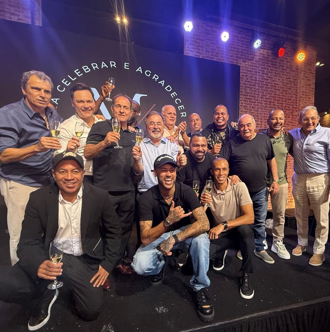 Aloísio Chulapa compartilha longo abraço em Muricy em festa dos 70 anos de ex-técnico e faz homenagem