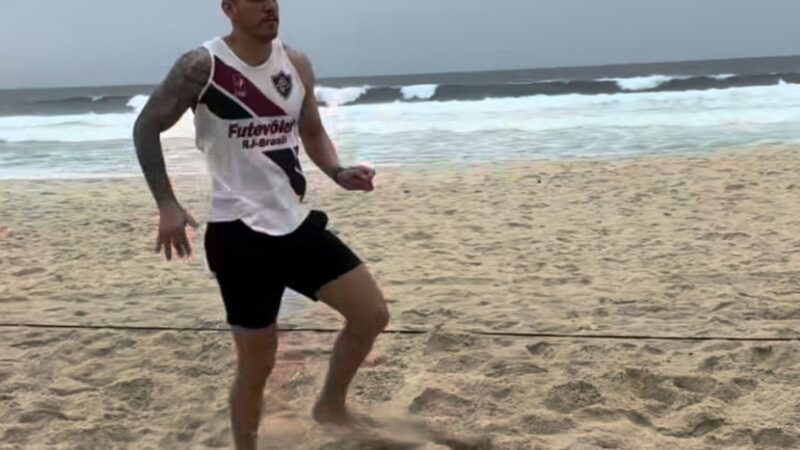 Nino treina no Rio de Janeiro com camisa do Fluminense; veja