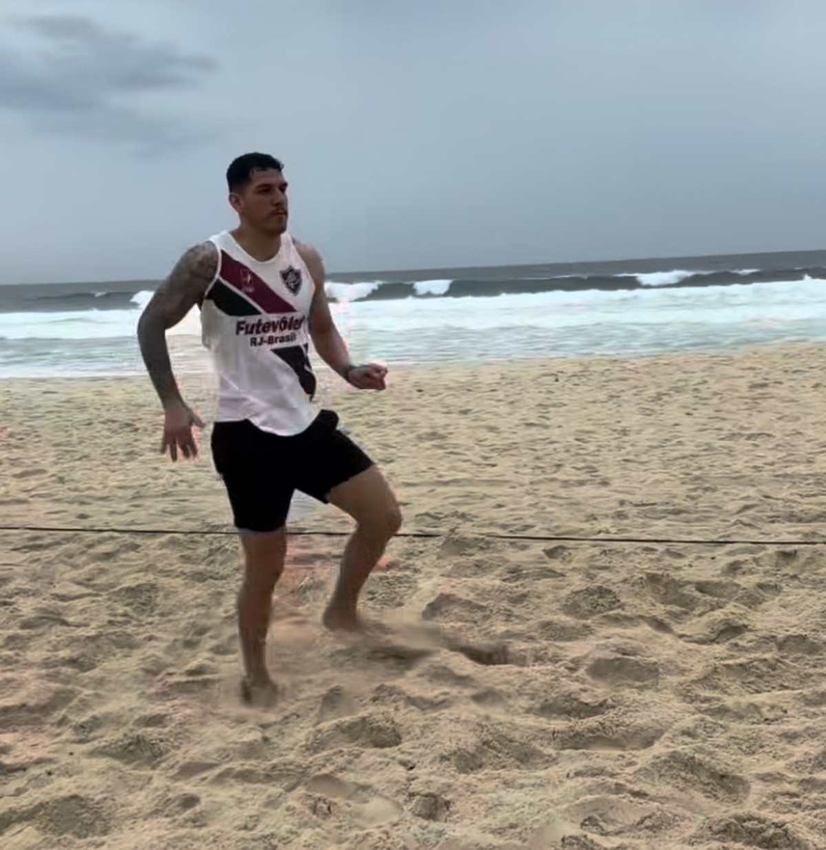 Nino treina no Rio de Janeiro com camisa do Fluminense; veja