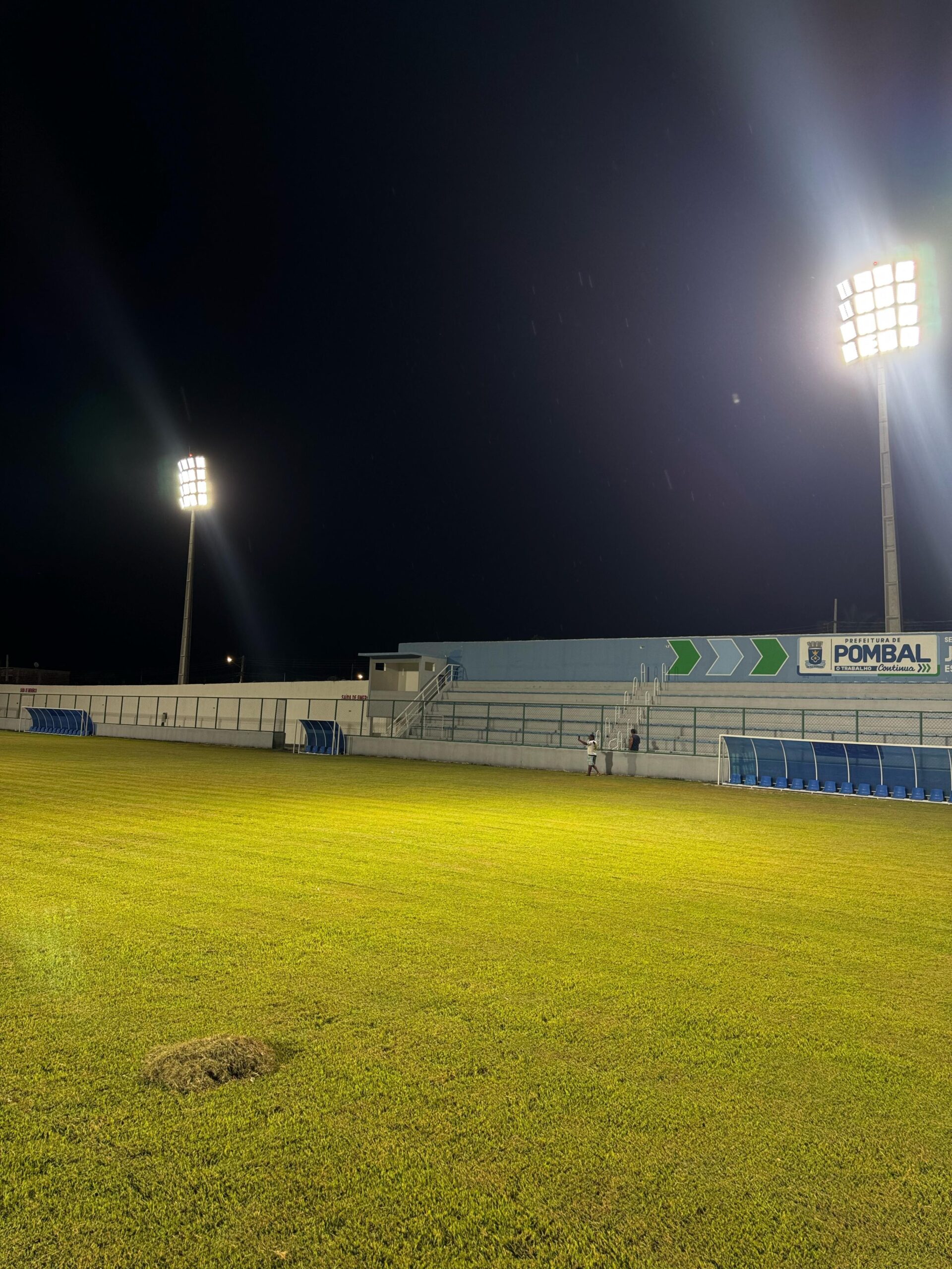 Estádio Pereirão, em Pombal, ganha nova iluminação em LED e fica apto 
a receber jogos noturnos