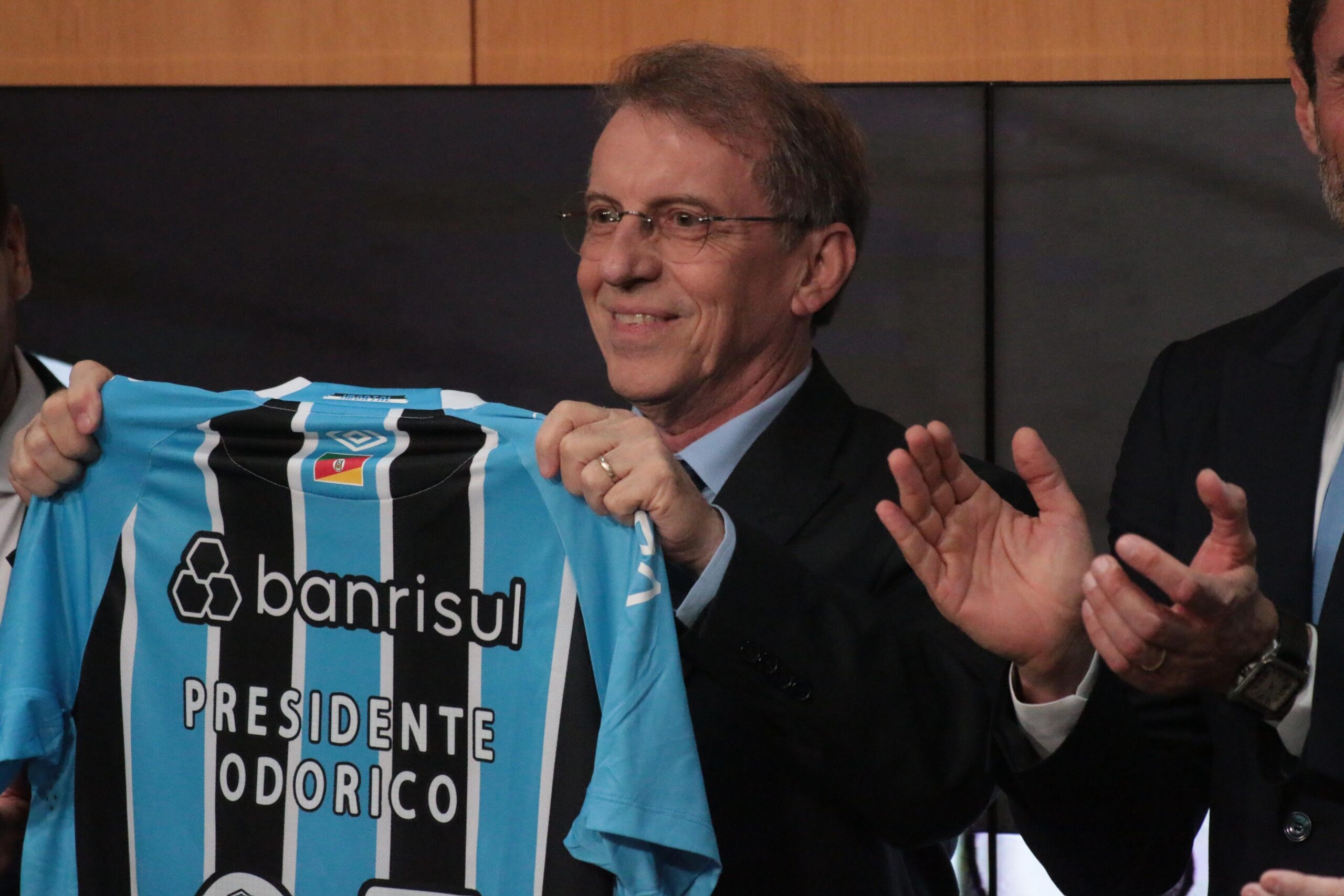 Odorico Roman toma posse como presidente do Grêmio: “Time competitivo e clube sustentável”