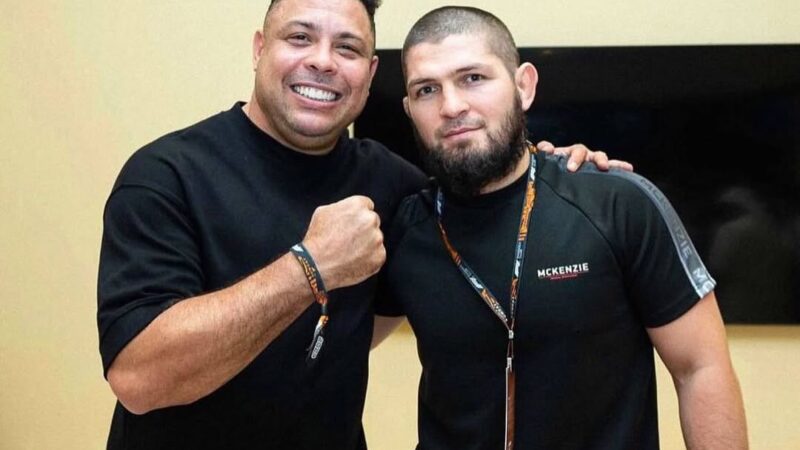 Khabib comemora passe de Ronaldo Fenômeno em evento: “Herói de infância”