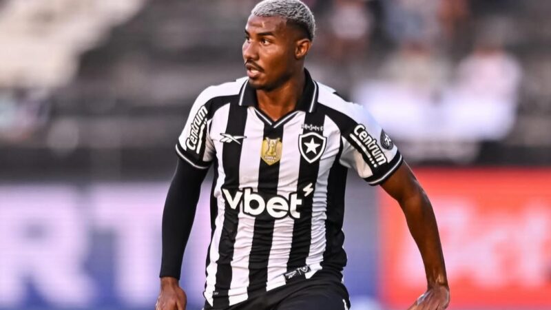 Cuiabano fica? Botafogo tenta convencer Forest a estender empréstimo do lateral