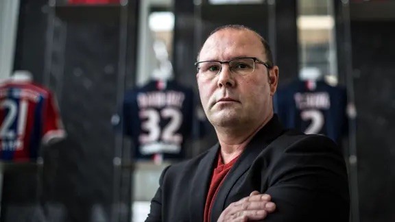 O homem que fez o futebol ficar bilionário e não ganhou nada por isso: conheça a história de Bosman