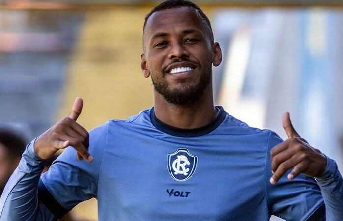 Entenda por que Pedro Costa treina com elenco, mas não foi anunciado pelo Santa Cruz