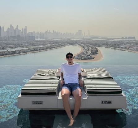 Piscina com borda infinita e muito luxo: Pedro, do Fla, posta vídeo em hotel mais caro do mundo