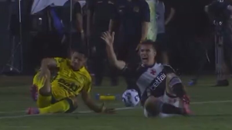 Lucas Piton deixa o campo com dores no joelho e preocupa o Vasco