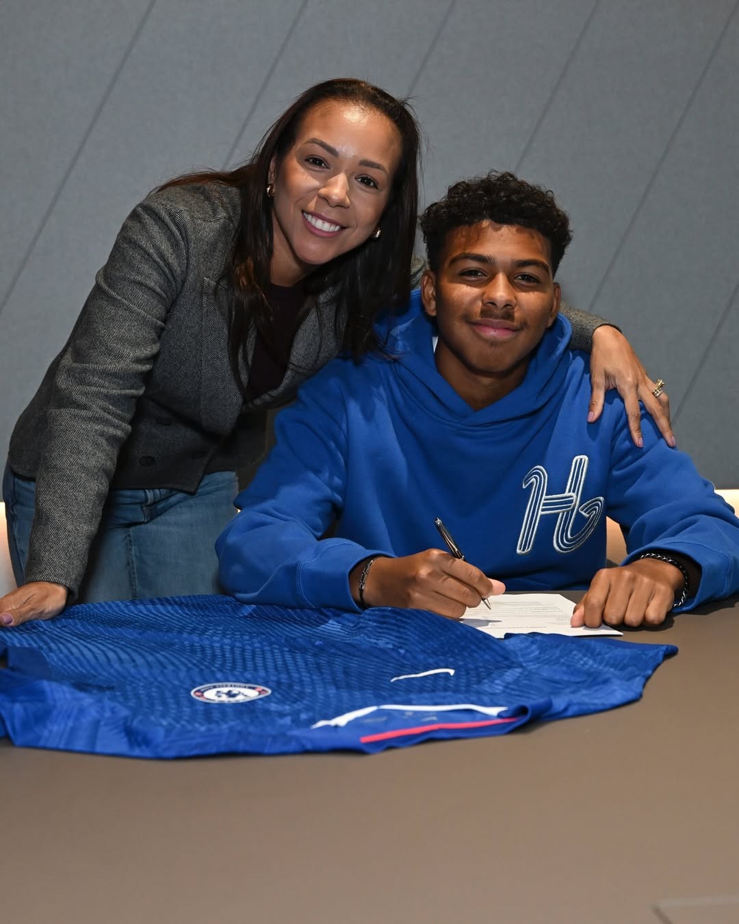 Filho de Thiago Silva celebra primeiro contrato profissional com o Chelsea