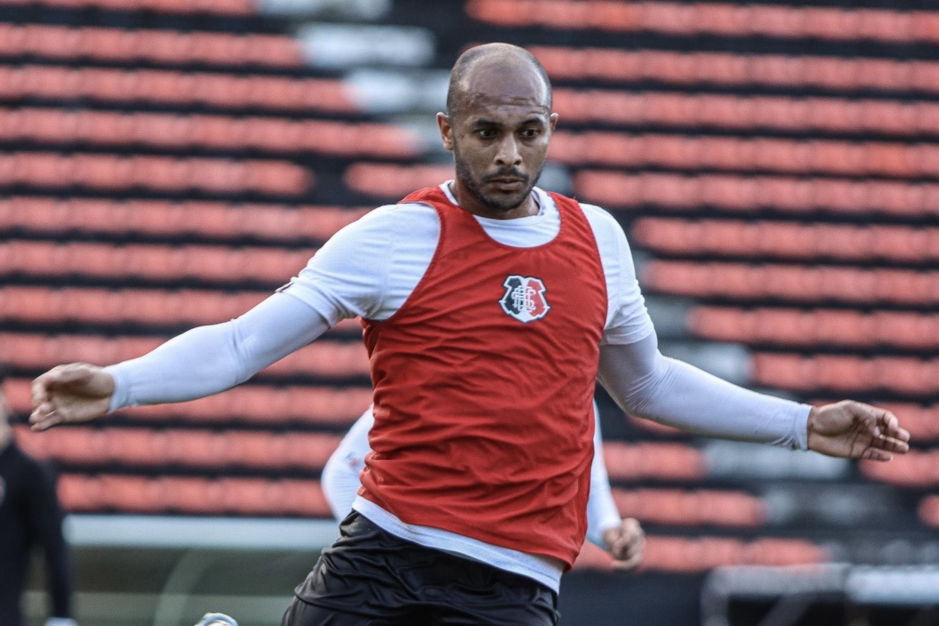 Quatro acessos, título e mais de 100 jogos na Série C: os trunfos de Quirino em missão no Santa Cruz